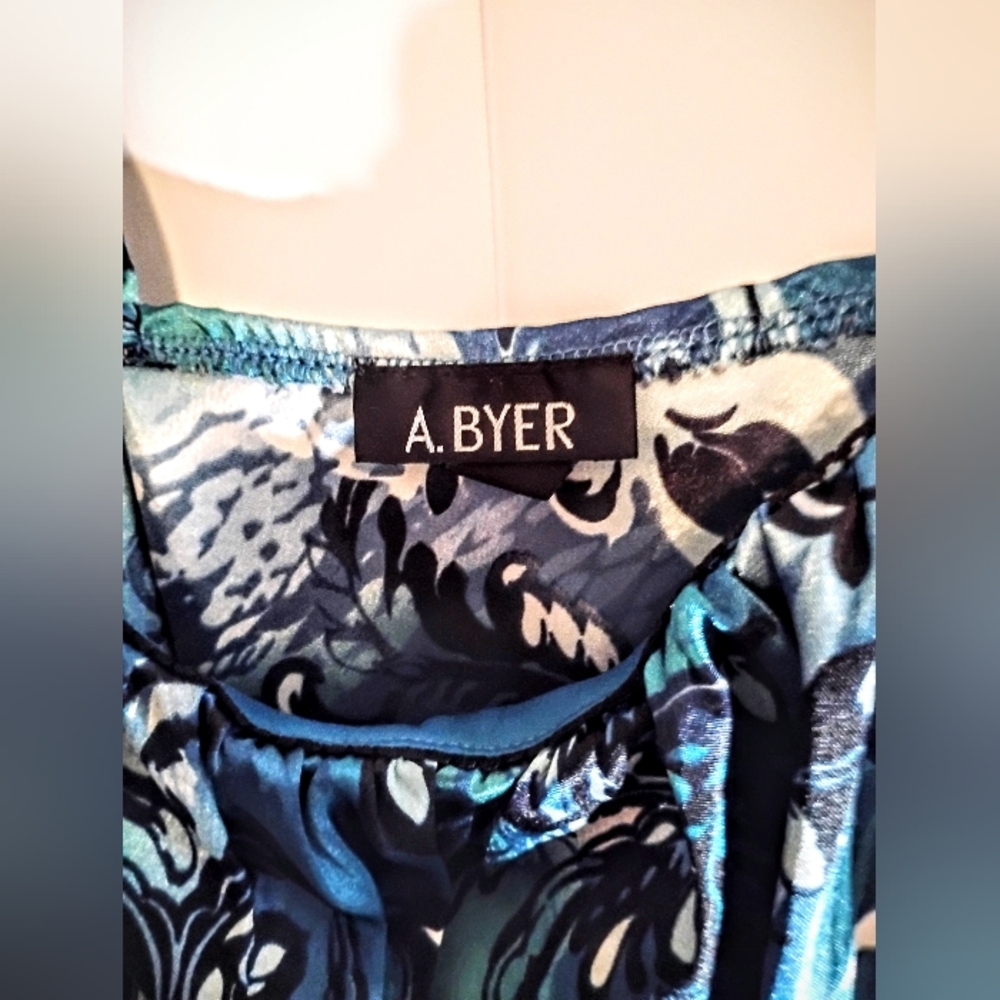 🦩A BYER small silky sleeveless sweetheart blouse with vibrant floral print - Picture 6 of 7